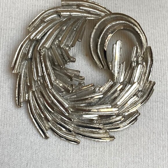 Vintage BSK Silver Tone Swirl Brooch Pin Textured Signed Round 2 inch MCM - Picture 1 of 7